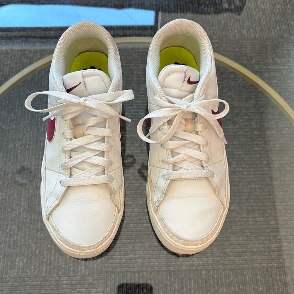 Women’s white Nike sneakers size 8 great condition
